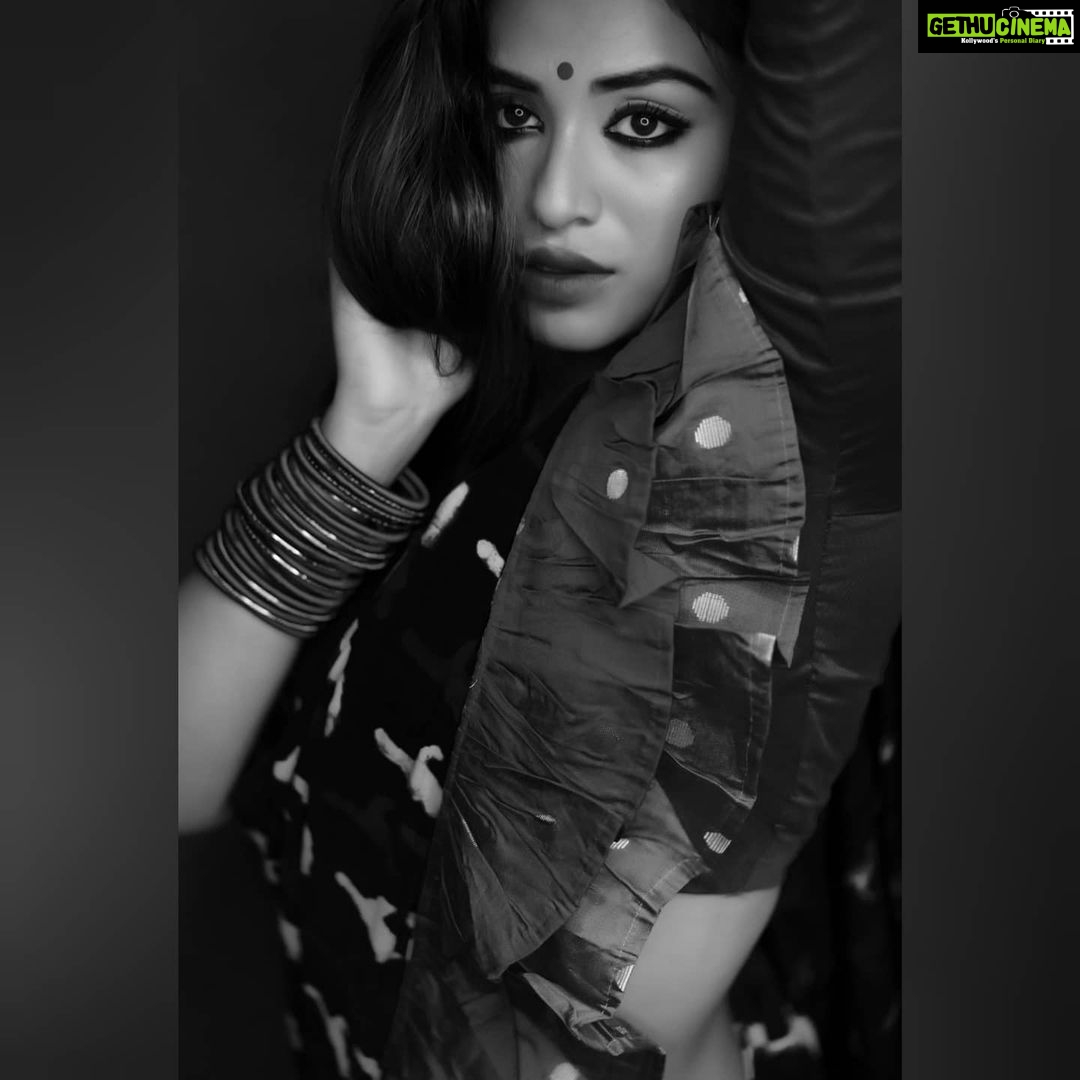 Indhuja Ravichandran Instagram - "DO NOT WAIT TO STRIKE TILL THE IRON IS HOT BUT MAKE IT HOT BY STRIKING.βπ« Photography @soozanapvan Hair & Make up @renuka_mua Styling @beingroofa Outfit @colorsandmirrors Studio: @studio24chennai