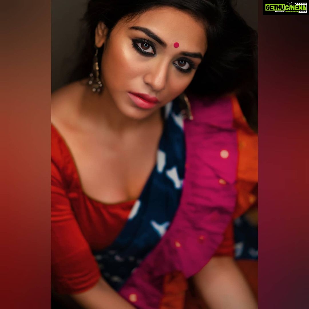 Indhuja Ravichandran Instagram - "DO NOT WAIT TO STRIKE TILL THE IRON IS HOT BUT MAKE IT HOT BY STRIKING.βπ« Photography @soozanapvan Hair & Make up @renuka_mua Styling @beingroofa Outfit @colorsandmirrors Studio: @studio24chennai