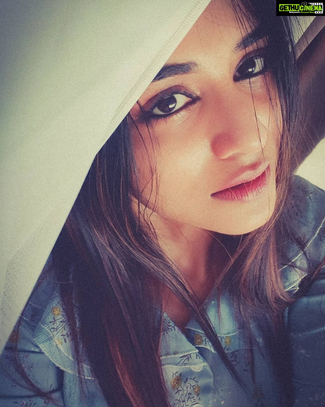 Indhuja Ravichandran Instagram - Just Looking at you ♥️ CC - @cinematographer_gautham #happysunday #happymothersday #looks #selfie