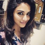 Indhuja Ravichandran Instagram - My Bangalore memories are overflowing with unlimited FOOD ! ICECREAMS ! Burgers ! Pastas ! Cakes etcczzzz with my foodie bro @adi_.nrn23 🙈and ofcourse !!My selfies without fail 😅 #missingbangloredays #mywhiteybro #huntforfood #MoOd !