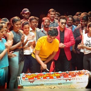 Indhuja Ravichandran Instagram - Yeh !! This is how my birthday became so precious this year with @arrahman sir🥰
Tnq Vijay sir ❤️U created this moment🤗

#myalltimefavourite❤️ #arrahman 
#lovlyhuman #thalapathyvijay #alwayscute #atlee #agsentertainment 
#bigil #vaembu #birthdaycelebration #01aug2019 #singapenneysongshoot