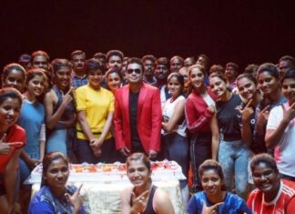Indhuja Ravichandran Instagram - Yeh !! This is how my birthday became so precious this year with @arrahman sir🥰 Tnq Vijay sir ❤️U created this moment🤗 #myalltimefavourite❤️ #arrahman #lovlyhuman #thalapathyvijay #alwayscute #atlee #agsentertainment #bigil #vaembu #birthdaycelebration #01aug2019 #singapenneysongshoot