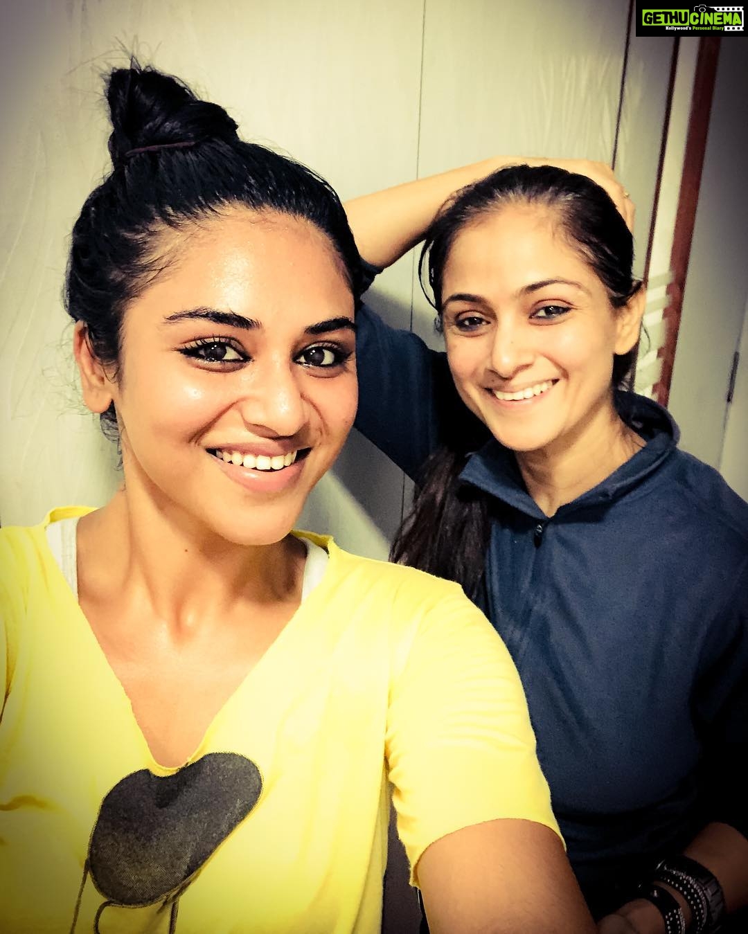 Indhuja Ravichandran Instagram - Always an inspiration for me... had a wonderful time with u @simranrishibagga ... years passed but ur style remains the same when u dance... #anandavikatancinemaawards #ReharsalTime #loveforsimran #goodhearted