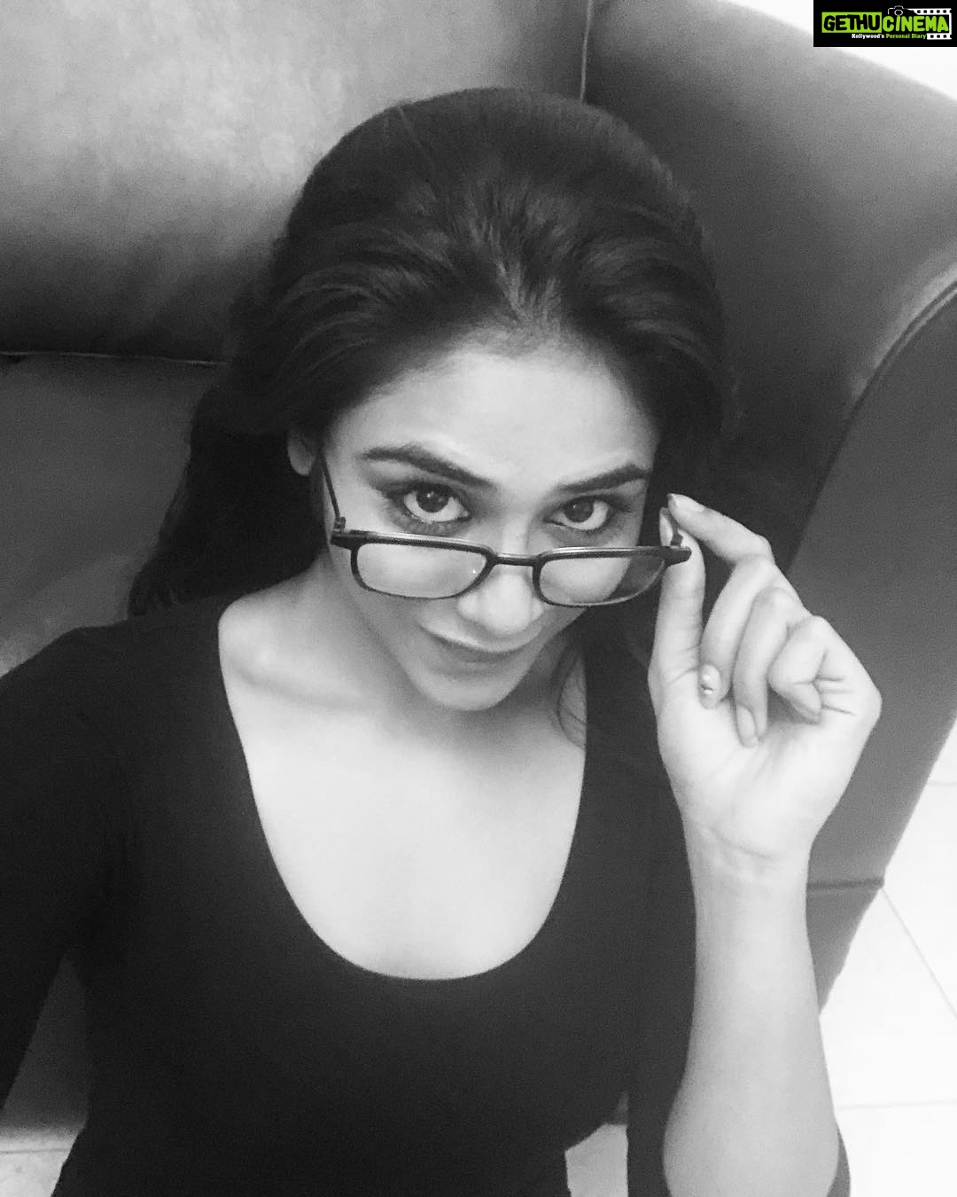 Indhuja Ravichandran Instagram - 🤓