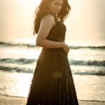 Indhuja Ravichandran Instagram - #sunsetphotography #naturelight PC: @cinematographer_gautham