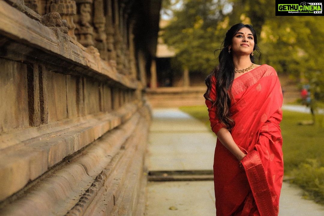 Indhuja Ravichandran Instagram - இனிய தமிழ் புத்தாண்டு நல்வாழ்த்துக்கள் ✨✨ #myhappyplace 🫶 #tonewbeginnings #tamilnewyear #2023 MUAH - @saranyamakeoverartistry @mani_stylist_ 📸 @the_shutter_photography Jewellery @original_narayanapearls Saree @d_blossoms_saree