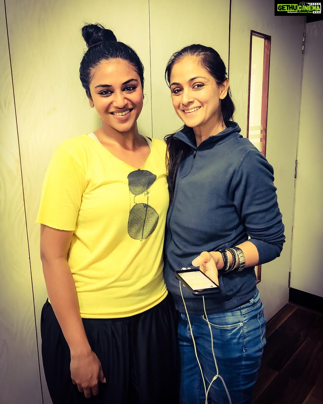 Indhuja Ravichandran Instagram - Always an inspiration for me... had a wonderful time with u @simranrishibagga ... years passed but ur style remains the same when u dance... #anandavikatancinemaawards #ReharsalTime #loveforsimran #goodhearted