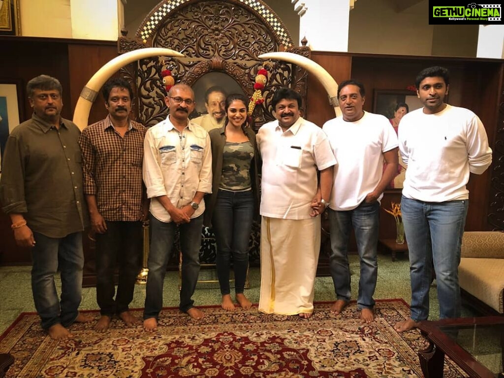 Indhuja Ravichandran Instagram - Lunch time with 60 Vayadhu Maaniram team at Legend Shivaji Sir's House. #annaiillam #PrabhuSir #fatherlove #tastyfood #cheatdiet #lovlyfamily #vettukuthu 😇