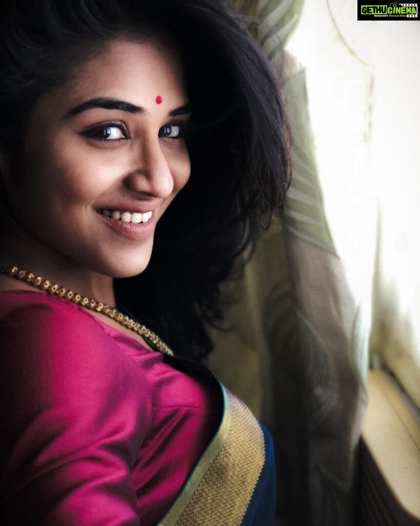 Indhuja Ravichandran Instagram - CIRCLE OF TRADITION!!!!! #selfclicks #portraitmode #sareelove #vintage !!!!!
