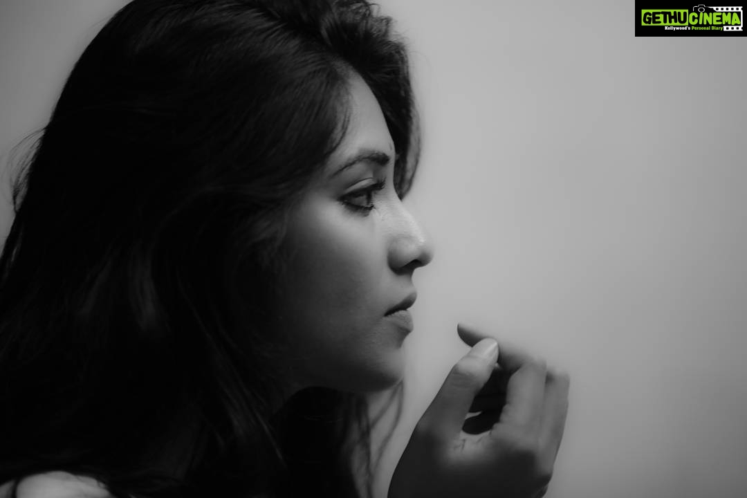 Indhuja Ravichandran Instagram - Dark Site !!!! #Behindthescene #makeover #shoottime #black&white #instagramer #instagram #mirrorlove #profileview ☺️