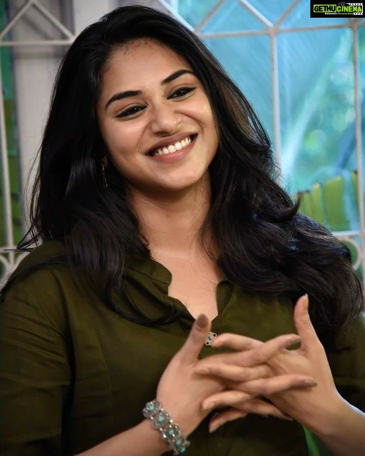 Indhuja Ravichandran Instagram - #behindwood #interviewtime #promo #lovelypeople #meyadhamaan #mercury #stonebench !!!!! ☺️