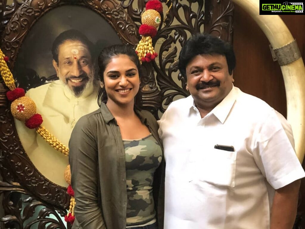 Indhuja Ravichandran Instagram - Lunch time with 60 Vayadhu Maaniram team at Legend Shivaji Sir's House. #annaiillam #PrabhuSir #fatherlove #tastyfood #cheatdiet #lovlyfamily #vettukuthu 😇