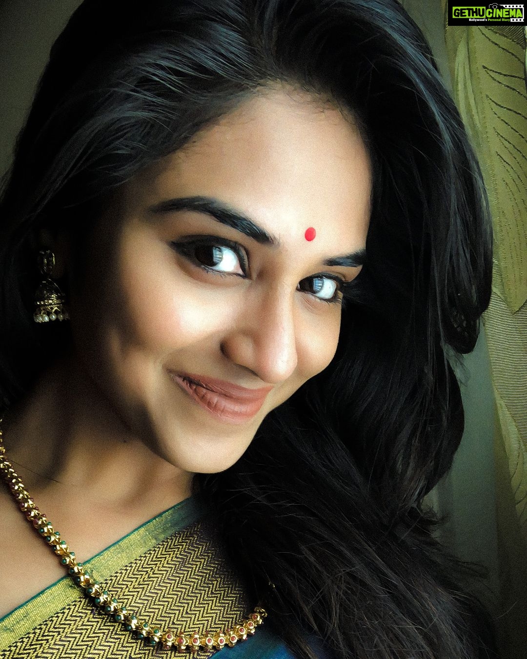 Indhuja Ravichandran Instagram - CIRCLE OF TRADITION!!!!! #selfclicks #portraitmode #sareelove #vintage !!!!!