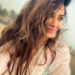 Indhuja Ravichandran Instagram - Believe In The Magic Of Simple Moments Hava A Happy ஞாயிற்றுக் கிழமை 🌞 #sunvibes #goldenhour