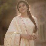 Indhuja Ravichandran Instagram - மொழியில்லை என்றால் இங்கே இடமில்லை என்றே அறிவாய் ! விழித்துக்கொள் தமிழா முன்னே இணைத்துக்கொள் தமிழால் உன்னை! அனைவருக்கும் என் இனிய தமிழ் புத்தாண்டு நல்வாழ்த்துக்கள் 🙏 . . . Wardrobe @rehanabasheerofficial 🤍