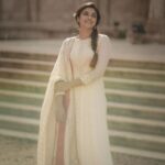 Indhuja Ravichandran Instagram - மொழியில்லை என்றால் இங்கே இடமில்லை என்றே அறிவாய் ! விழித்துக்கொள் தமிழா முன்னே இணைத்துக்கொள் தமிழால் உன்னை! அனைவருக்கும் என் இனிய தமிழ் புத்தாண்டு நல்வாழ்த்துக்கள் 🙏 . . . Wardrobe @rehanabasheerofficial 🤍