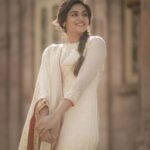 Indhuja Ravichandran Instagram - மொழியில்லை என்றால் இங்கே இடமில்லை என்றே அறிவாய் ! விழித்துக்கொள் தமிழா முன்னே இணைத்துக்கொள் தமிழால் உன்னை! அனைவருக்கும் என் இனிய தமிழ் புத்தாண்டு நல்வாழ்த்துக்கள் 🙏 . . . Wardrobe @rehanabasheerofficial 🤍