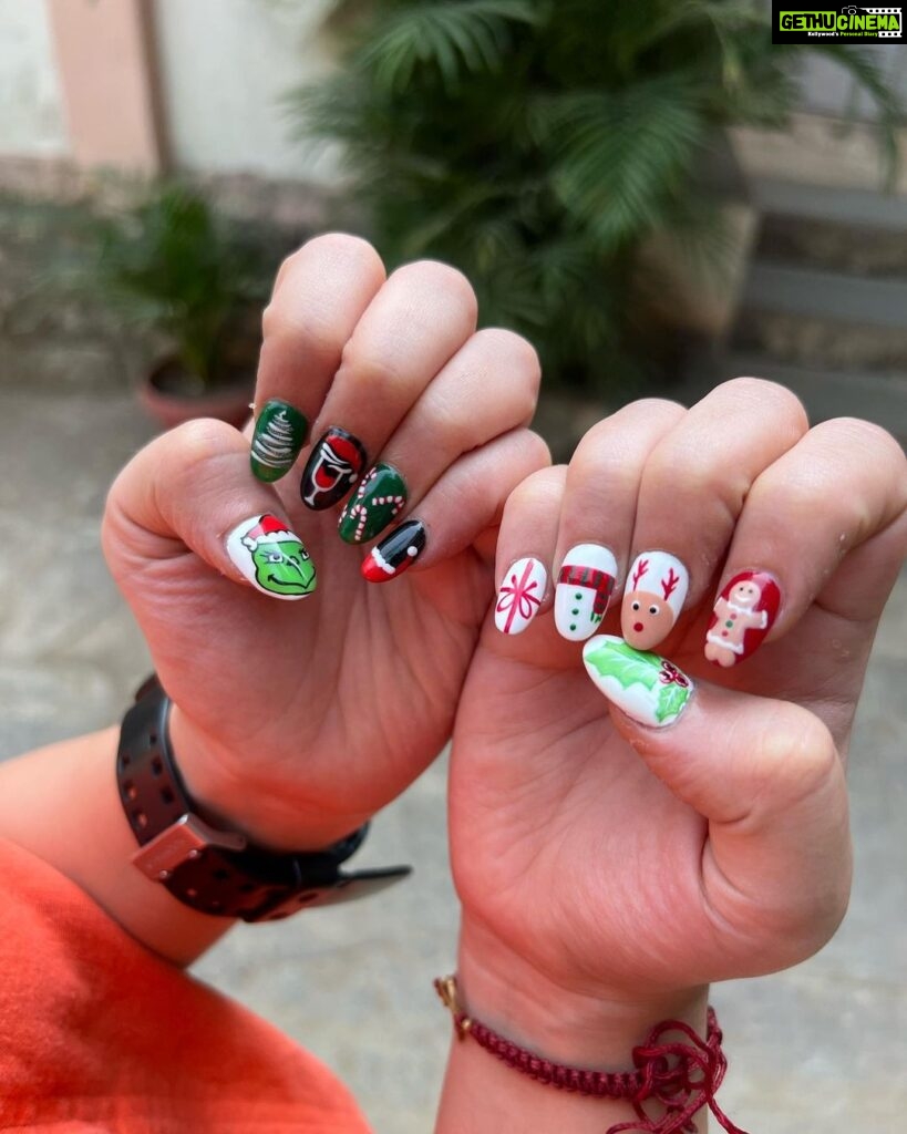 Ira Khan Instagram - MERRY CHRISTMAS Y’ALL🎄 How beautiful is this nail art!? I spent the whole time watching in amazement. I can’t even put clean, neat, solid colour nail paint!