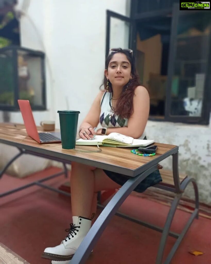 Ira Khan Instagram - Its such a nice day today! So I'm working outside. And I've been so productive and chirpy! How was your day? 🌞 . . . #bombay #bombaywinter #matching #dressup #dressupforwork #work #outdoors #bench #pinicbench #agatsufoundation #goodday Mumbai, Maharashtra