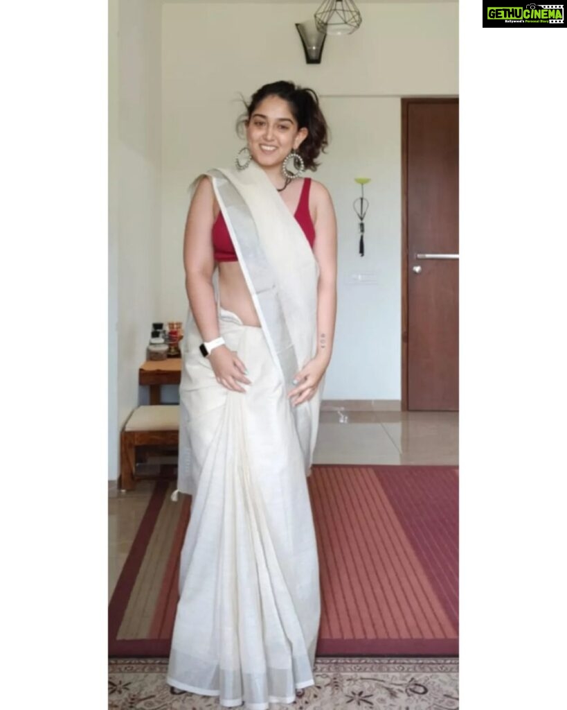 Ira Khan Instagram - Khadi cotton saree from Bombay. Happy Sunday! @pritam_shikhare thank for the saree! Please don't miss the handbags! . . . #sareesunday #saree #weekend #cotton #sunday #dressup #calvinklein #secondhandfashion