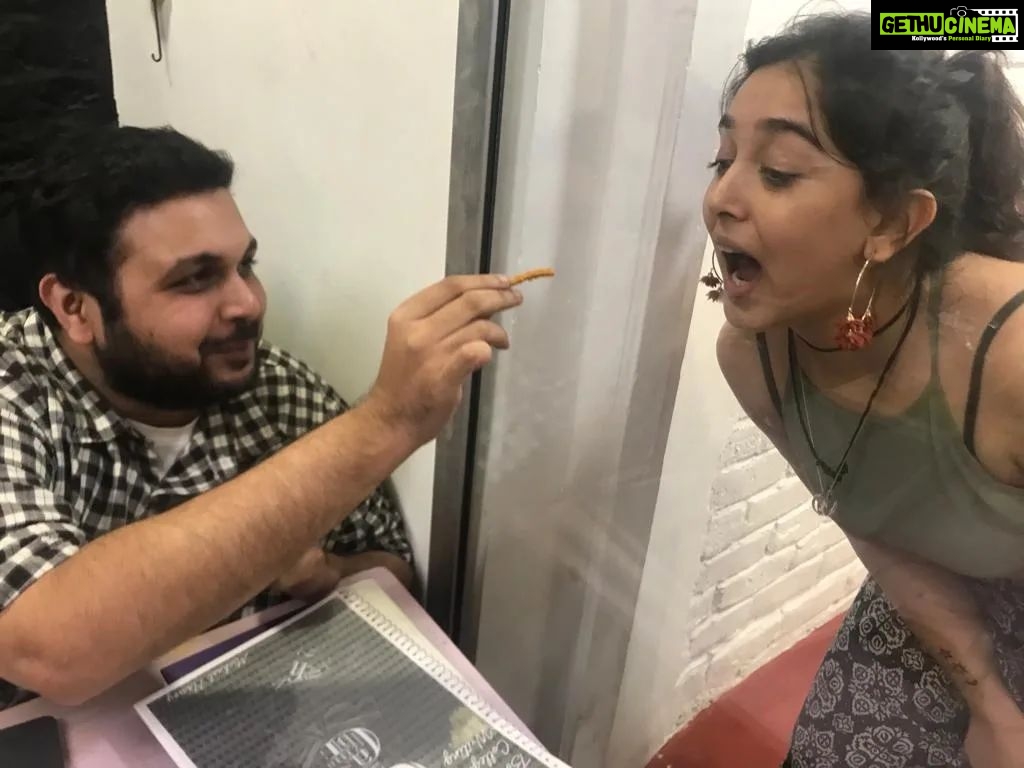 Ira Khan Instagram - Don't forget to play as you work❤ Silly pictures, miming, soya sticks and Roozbeh always make things better. Happy Friday!🤗🤗 . . . #work #play #sillypictures #mime #mindthedoor #soyasticks #tgif #friday #friends #hugs