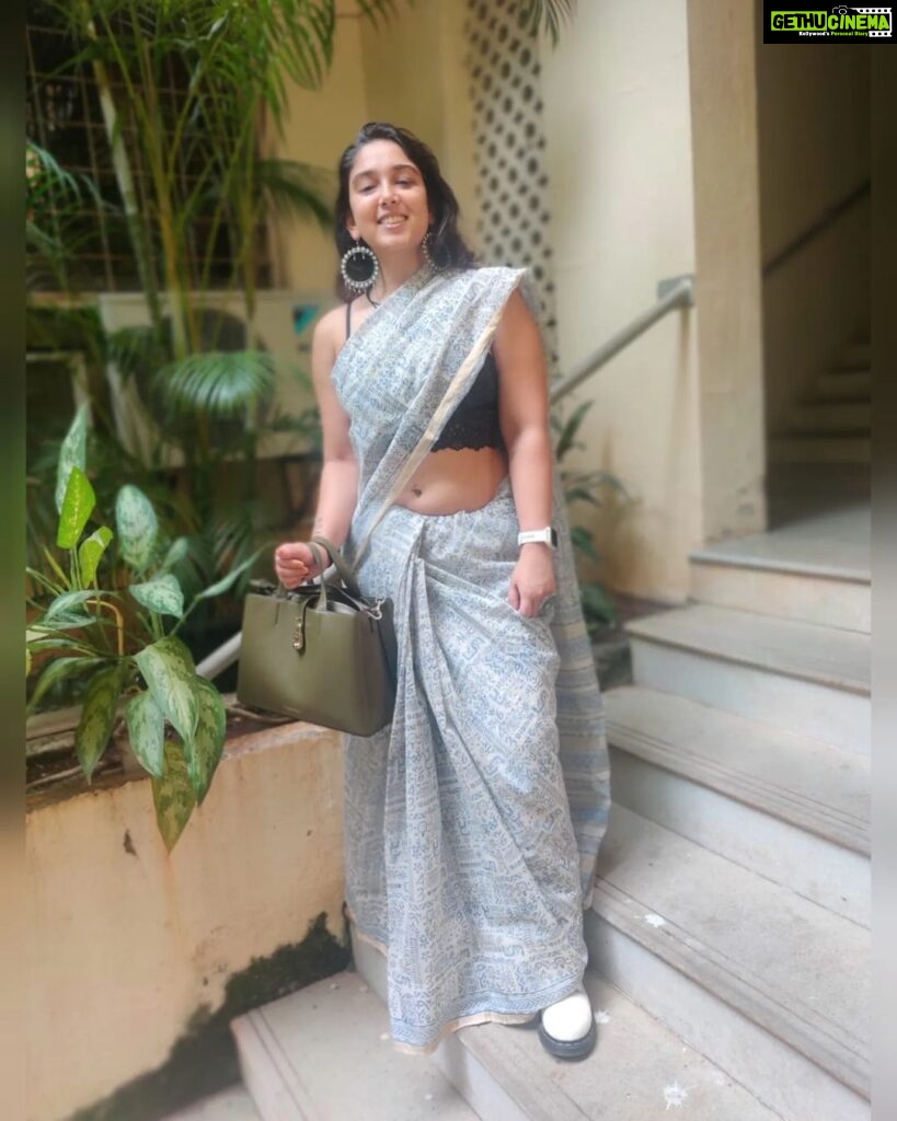 Ira Khan Instagram - Saree Sunday! I love sarees. So I've decided I'm going to wear a saree every Sunday. For a few hours. I don't own that many so I'm going to raid various people's closets 😊 that way I don't even need place in my closet for them🙈 This is mom's. From Calcutta. We think. Yes, I wore boots with my saree. . . . #saree #calcutta #sareesunday #sunday #dressup
