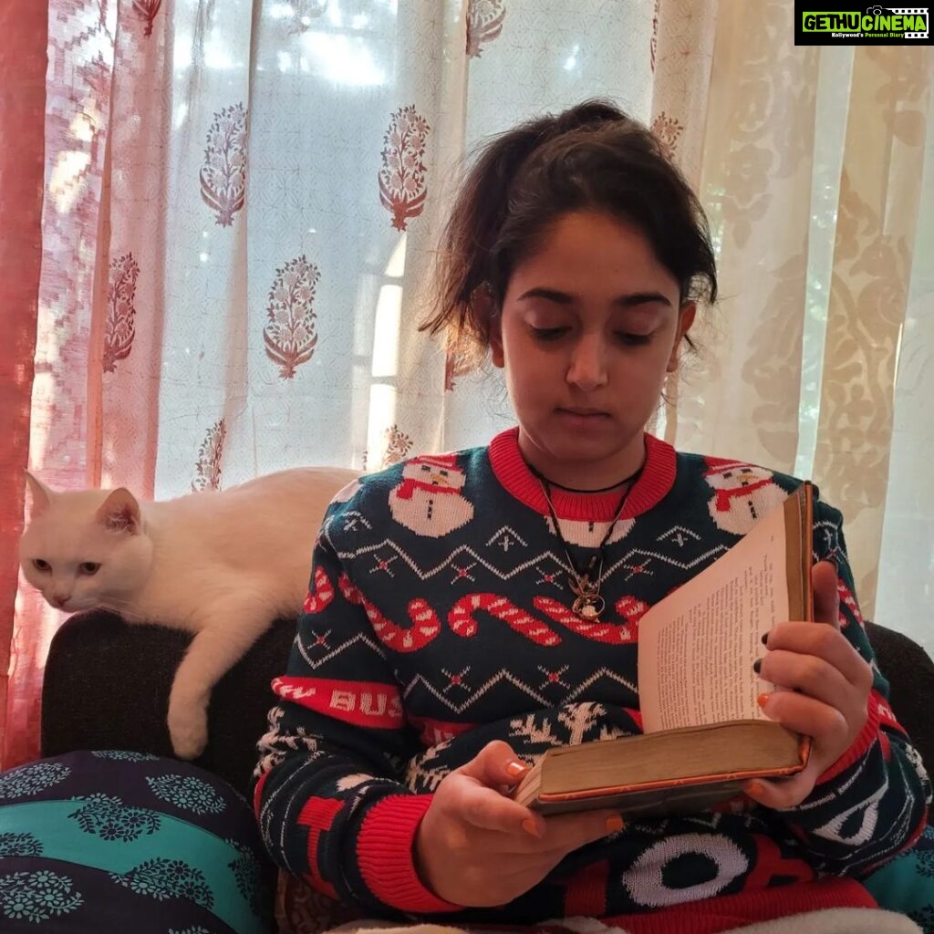 Ira Khan Instagram - I was going to put away my Christmas sweater but then today was cold! And 20° in Bombay is pretty much a snow day. So... No business like snow business! Wiza agrees. . . . #christmas #christmassweater #sweaterweather #bombay #winter #cat #cuddle #allineedismycatandmybook