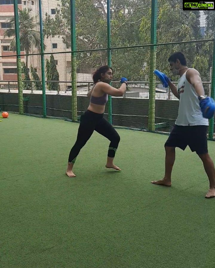 Ira Khan Instagram - Kick-boxing is clearly not my thing. What are my arms even doing?! Also... dropping Popeye is clearly not my thing either #fail #firstclass #surpriseattack 📸 @sahirahoshidar Mumbai, Maharashtra