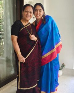 Ira Khan Instagram - What a pretty colour! This sunday is Dadi's saree❤
It's silk. That's all I know.
.
.
.
#sareesunday #dressup #handmedown #secondhandfashion #sunday #familylunch #lunch