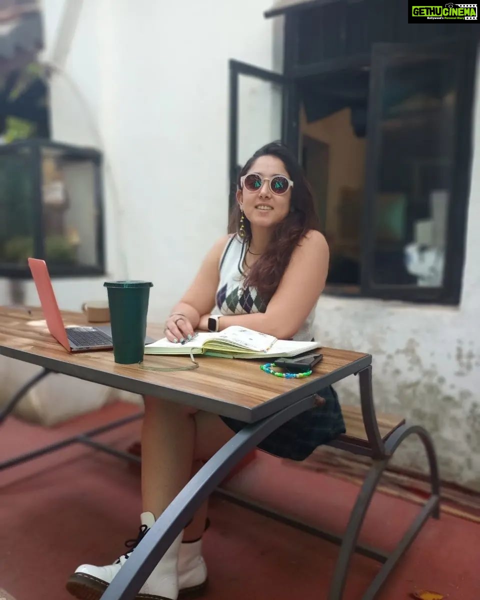 Ira Khan Instagram - Its such a nice day today! So I'm working outside. And I've been so productive and chirpy! How was your day? 🌞 . . . #bombay #bombaywinter #matching #dressup #dressupforwork #work #outdoors #bench #pinicbench #agatsufoundation #goodday Mumbai, Maharashtra