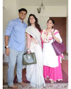 Ira Khan Instagram - Khadi cotton saree from Bombay.
Happy Sunday!
@pritam_shikhare thank for the saree!
Please don't miss the handbags!
.
.
.
#sareesunday #saree #weekend #cotton #sunday #dressup #calvinklein #secondhandfashion