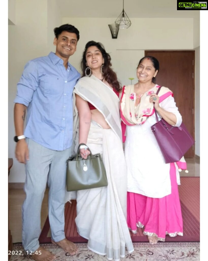Ira Khan Instagram - Khadi cotton saree from Bombay. Happy Sunday! @pritam_shikhare thank for the saree! Please don't miss the handbags! . . . #sareesunday #saree #weekend #cotton #sunday #dressup #calvinklein #secondhandfashion