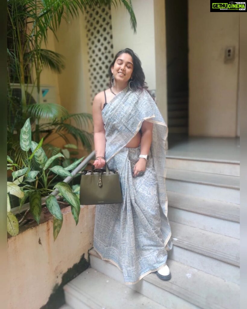 Ira Khan Instagram - Saree Sunday! I love sarees. So I've decided I'm going to wear a saree every Sunday. For a few hours. I don't own that many so I'm going to raid various people's closets 😊 that way I don't even need place in my closet for them🙈 This is mom's. From Calcutta. We think. Yes, I wore boots with my saree. . . . #saree #calcutta #sareesunday #sunday #dressup