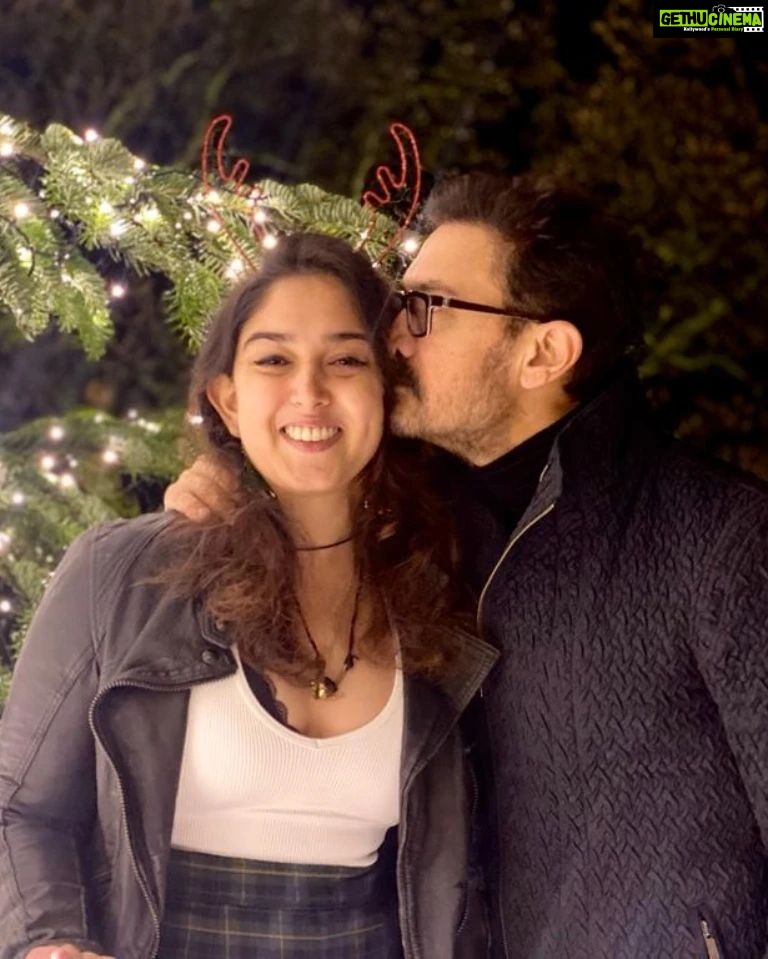 Ira Khan Instagram - Merry Christmas 🎄 Part 2. Bloopers in story! #christmastree #christmas #holiday #raindeer #love #fashionicons #coolkids