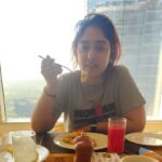 Ira Khan Instagram - It’s a hazy picture. And my hair is a mess. But for some reason this picture makes me feel happy inside. I think I look cool. Goodmorning🎈 I hope you’re doing okay. And if you’re not, sending you hugs. #monday #mondaymood #breakfast #hugs #wakingup #dailyreminder