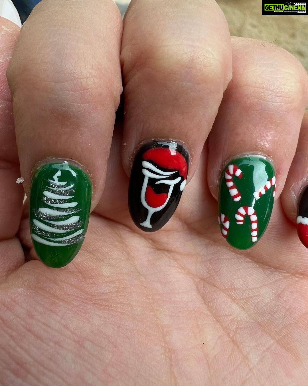 Ira Khan Instagram - MERRY CHRISTMAS Y’ALL🎄 How beautiful is this nail art!? I spent the whole time watching in amazement. I can’t even put clean, neat, solid colour nail paint!