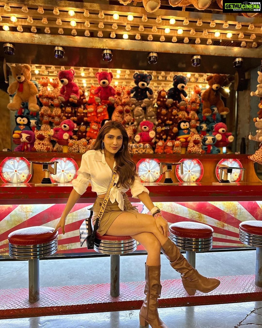 Ishita Raj Sharma Instagram - Enter the DC WB world wimme! . . #travelwithIR #dccomics # Warner Bros. World Abu Dhabi