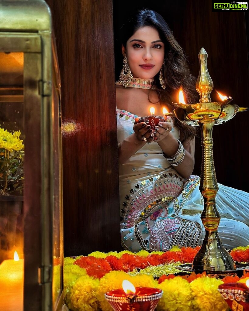 Ishita Raj Sharma Instagram - शुभ दीपावली 🪔 . Jewellery by @zevar_geeta . #ishitaraj #happydiwali2022