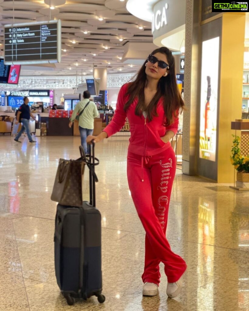 Ishita Raj Sharma Instagram - Travel before you run outta time! Now I’m running late, ok bye Bon Voy! Terminal 1 DXB International Airport