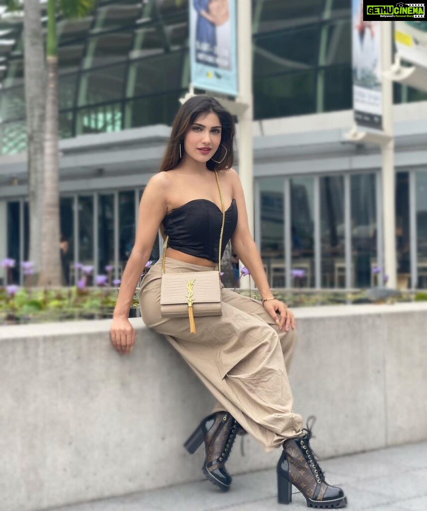 Ishita Raj Sharma Instagram - Still amped up on the advice 😝 Marina Bay Sands