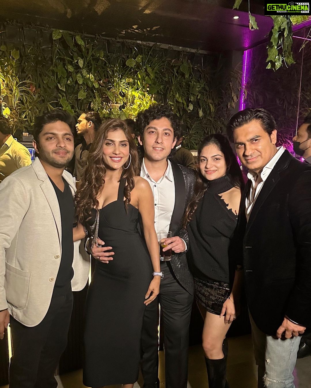 Ishita Raj Sharma Instagram - Out of 100 pictures when only 9 comes clear, itโs called a Not-so-BLAQ youngsters ๐ @anisshamazumder #ankit #lastdayassingle #bhaikishadi #familyislove #familia #youngstersnights New Delhi