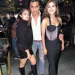 Ishita Raj Sharma Instagram - Out of 100 pictures when only 9 comes clear, it’s called a Not-so-BLAQ youngsters 😉 @anisshamazumder #ankit #lastdayassingle #bhaikishadi #familyislove #familia #youngstersnights New Delhi