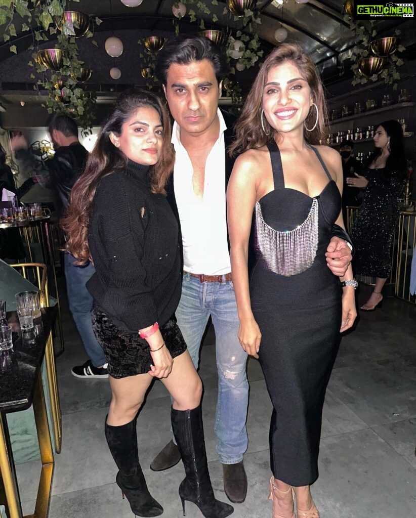 Ishita Raj Sharma Instagram - Out of 100 pictures when only 9 comes clear, it’s called a Not-so-BLAQ youngsters 😉 @anisshamazumder #ankit #lastdayassingle #bhaikishadi #familyislove #familia #youngstersnights New Delhi