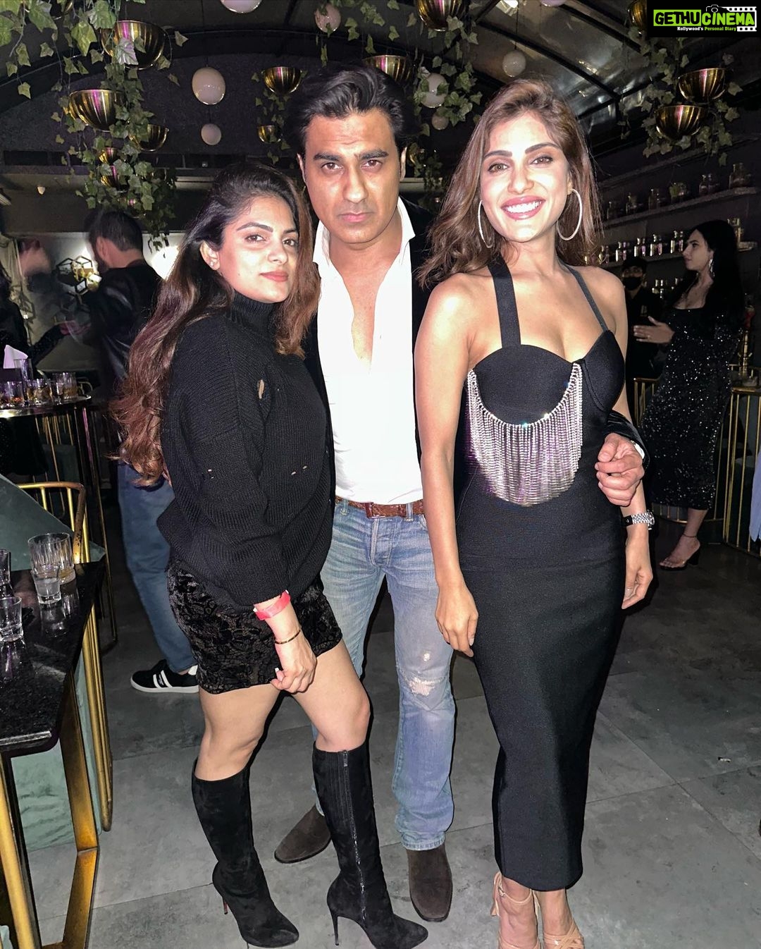 Ishita Raj Sharma Instagram - Out of 100 pictures when only 9 comes clear, itโs called a Not-so-BLAQ youngsters ๐ @anisshamazumder #ankit #lastdayassingle #bhaikishadi #familyislove #familia #youngstersnights New Delhi