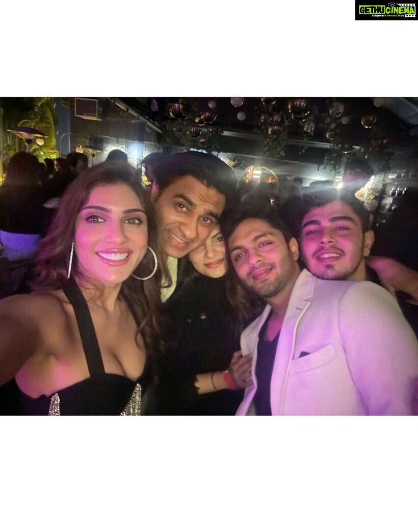Ishita Raj Sharma Instagram - Out of 100 pictures when only 9 comes clear, it’s called a Not-so-BLAQ youngsters 😉 @anisshamazumder #ankit #lastdayassingle #bhaikishadi #familyislove #familia #youngstersnights New Delhi