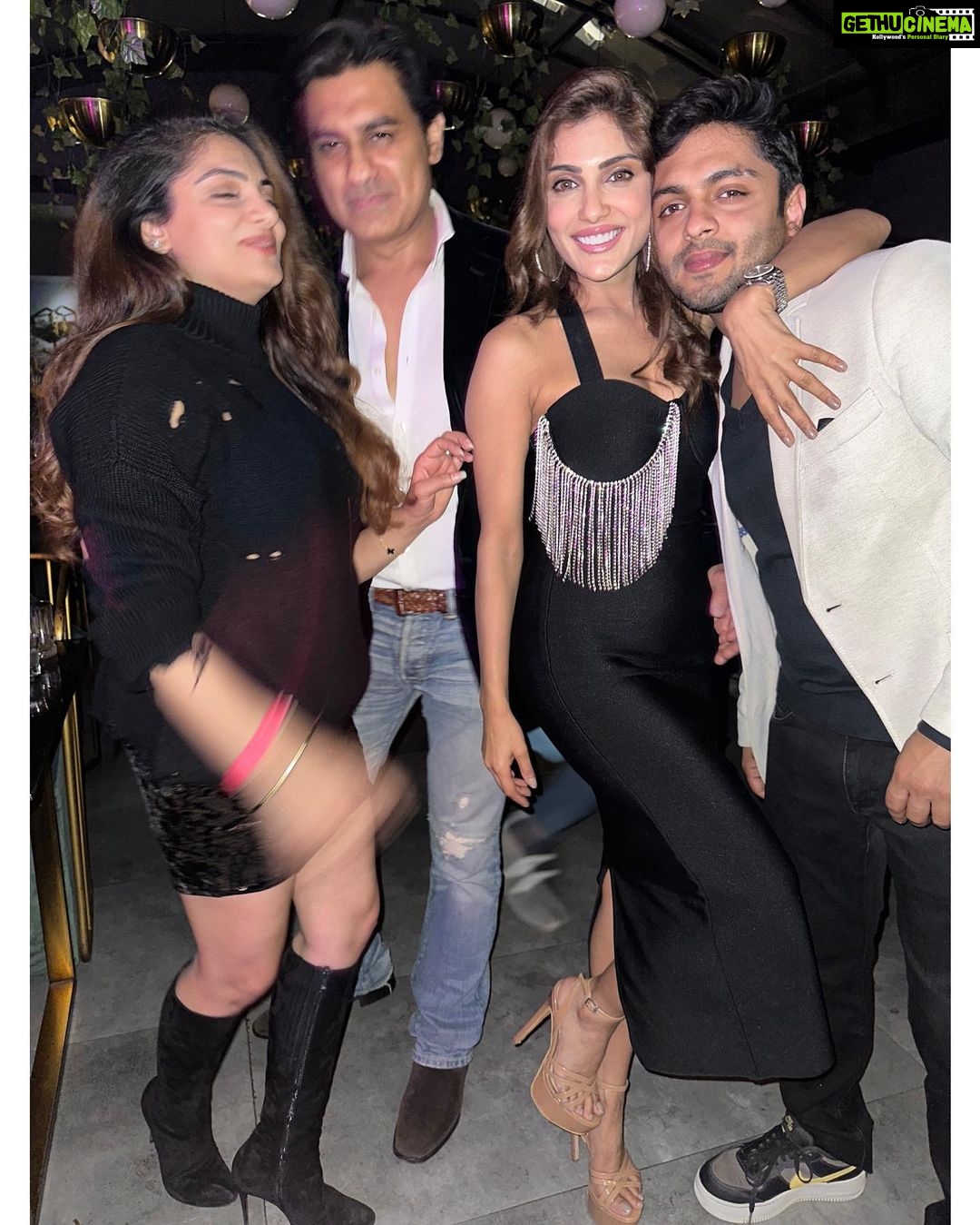 Ishita Raj Sharma Instagram - Out of 100 pictures when only 9 comes clear, itโs called a Not-so-BLAQ youngsters ๐ @anisshamazumder #ankit #lastdayassingle #bhaikishadi #familyislove #familia #youngstersnights New Delhi