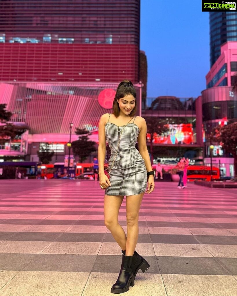 Ishita Raj Sharma Instagram - Mood light or Mood shot? You decide! . . . . . . #travelwithIR #ishitaraaj Bangkok Thailand