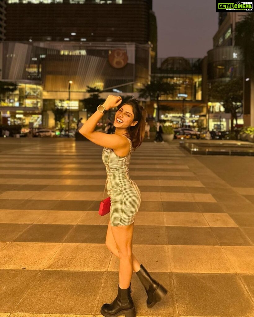 Ishita Raj Sharma Instagram - Mood light or Mood shot? You decide! . . . . . . #travelwithIR #ishitaraaj Bangkok Thailand
