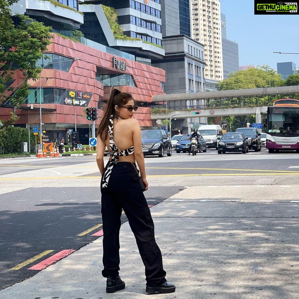 Ishita Raj Sharma Instagram - Walk-in my runway 💃🏻 Singapore City