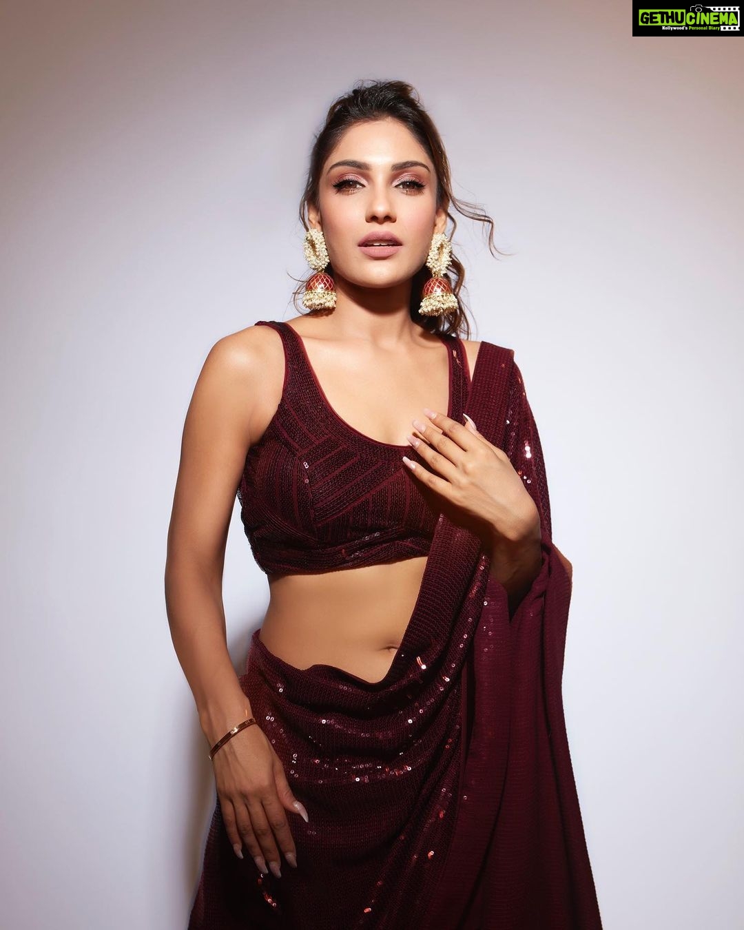 Ishita Raj Sharma Instagram - Six yards of Appeal! . Wearing @roujeofficial